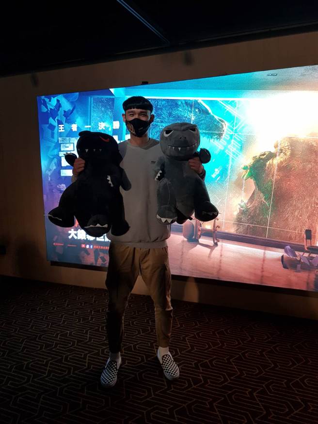 109学年UBA公开男一级冠军赛MVP、政大男篮队张镇衙和电影角色玩偶合照。（陈筱琳摄）