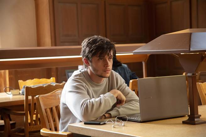 尼克罗宾森这回在片中变身天才罪犯。（采昌提供）