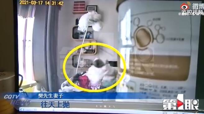 出生40天女嬰遭甩巴掌拋空摔，保姆惡行全遭監視器錄下。（圖／翻攝重慶廣電第一眼微博）