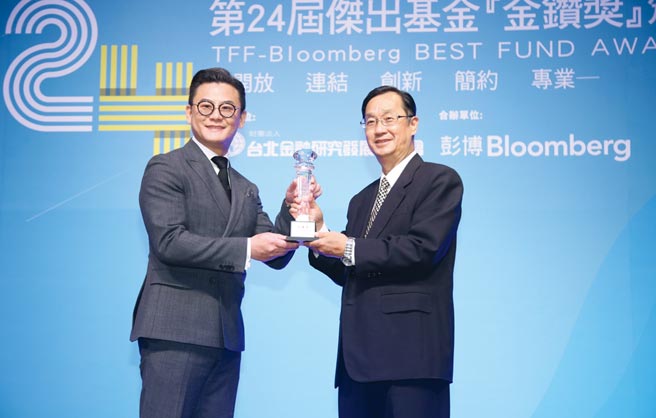 康和投顧董事長黎奕彬（左）領取金鑽獎，與頒獎人保險事業發展中心董事長暨前金管會副主任委員桂先農（右）共享得獎榮耀。圖／康和投顧提供