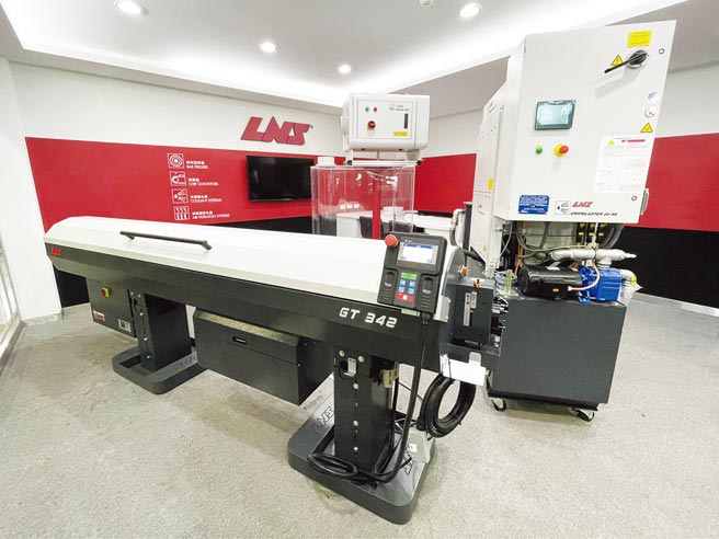 台湾艾恩司推出最新棒材送料机GT 342、「静电式油雾回收机」及高压冷却液系统等新产品，实机亦展示在该公司showroom商品展示间，予客户近距离了解完整的产品资讯及应用。图／艾恩司提供