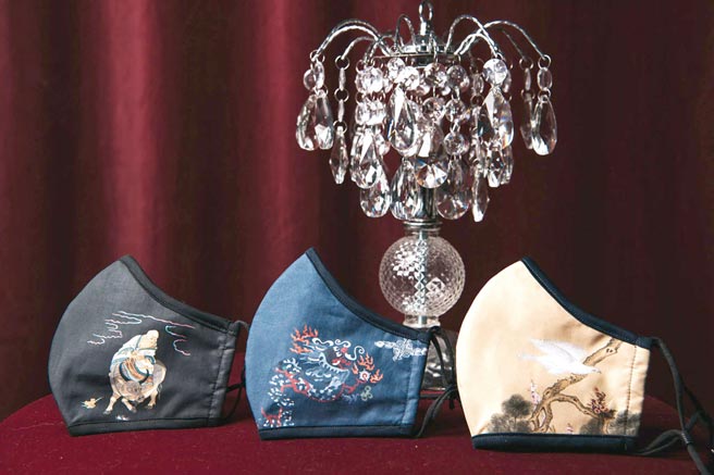 故宮好罩！德國百年工藝精品梵洛克首度採用故宮名畫推出精品口罩，三大通路限量開賣。圖／梵洛克提供