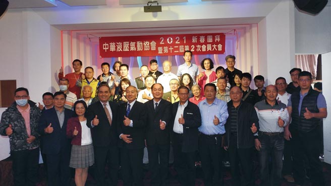 副理事长苏金树（前排左四起）、顾问团长萧义明（合正总裁）、理事长胡伯服与出席会员合影。图／蔡荣昌