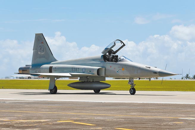空军4架F-5E战斗机22日自台东志航基地起飞执行训练任务，其中2号机、4号机疑似空中擦撞坠海，图为编号5287战机。（本报资料照片）