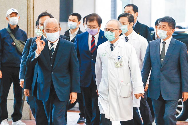 台湾首批COVID-19（2019冠状病毒疾病）牛津AZ疫苗自22日起在全台57家医院开打。行政院长苏贞昌（左）与卫福部长陈时中（右）22日上午7时40分赴台大医院带头接种疫苗，媒体询问会不会紧张，他比出ok的手势。（邓博仁摄）