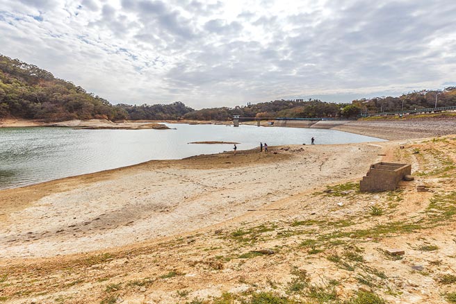 竹科园区的水源过半来自新竹地区宝山和宝二水库，现两座水库水位持续下探，宝山第二水库蓄水率已降至9.1％，水情极为严峻。图为宝山水库蓄水量在6日时只剩20.57％。（罗浚滨摄）