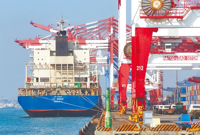 2月外銷訂單金額425.9億美元，創下歷年同月新高，年增率48.5％，不僅續創「連12紅」紀錄、也是連續2個月年增率「破4成」。（中央社）