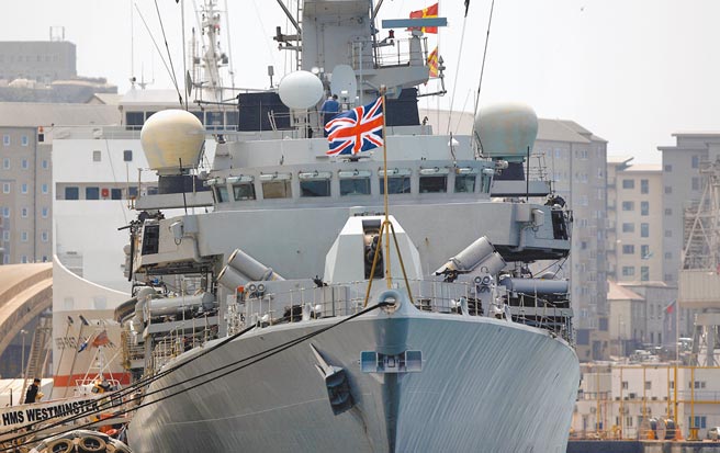 英国皇家海军航空母舰伊莉莎白女王号及巡防舰威斯敏斯特号。英国政府22日颁布军事现代化计画，将加强皇家海军战力，增加更多船舰、潜舰与水兵。（美联社）