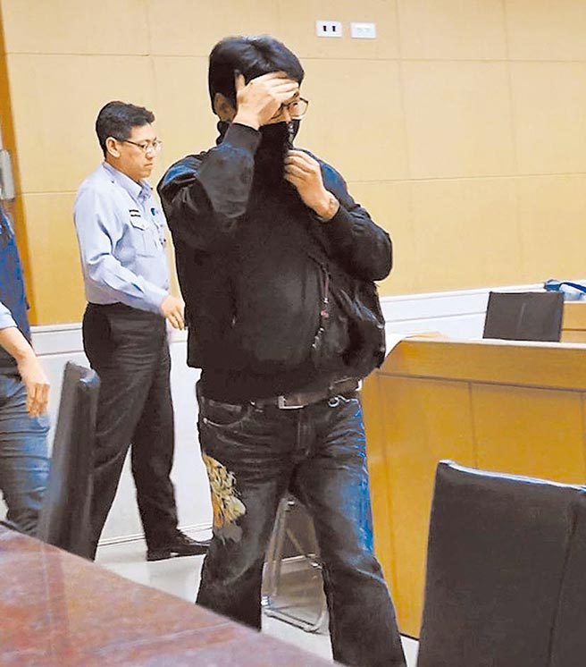 台北市文山一分局前警員王柏鈞（黑衣）與黑道聯手詐騙550萬元，不只遭判刑1年2月，還被台北市政府核定記2大過免職。（本報資料照片）