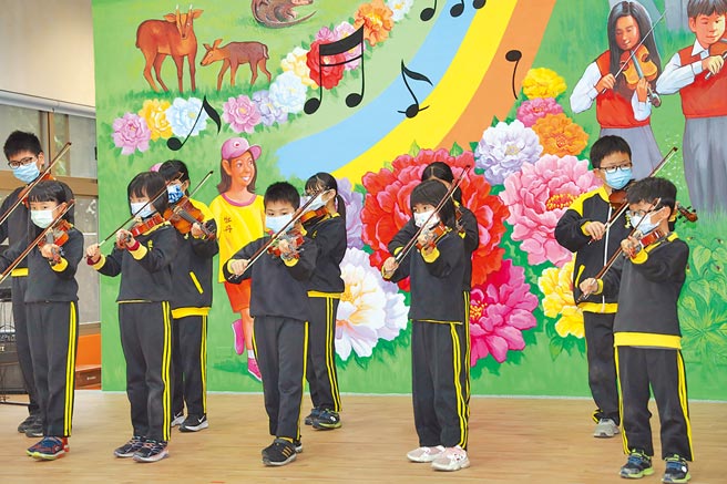 新北市雙溪區牡丹國小屋齡老舊，教育局日前斥資1700萬元翻新改建，打造1間大禮堂、1間教師辦公室、1間藝文教室及1座司令台，22日揭牌啟用。（許哲瑗攝）