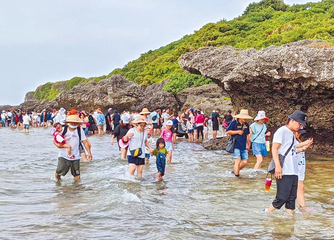 小琉球的杉福、漁埕尾潮間帶每年12月至隔年3月封閉休養4個月，4月1日即將開放，今年潮間帶不能再全面踩踏，遊客必須行走於「觀賞走廊」。（潘建志攝）