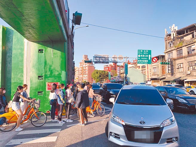 大稻埕碼頭疏散門前的行人穿越道與車爭道，停等區設計不佳，讓行人、自行車險象環生。（張薷攝）