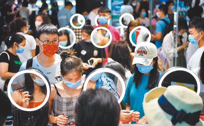 從衣食住行到美容美妝，再到購買奢侈品，大陸小鎮青年也開始不斷追求消費升級。圖為遊客在海南三亞國際免稅城購物。（新華社）