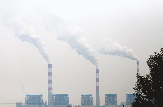 中国力拚在2060年实现「碳中和」目标，大陆国务院副总理韩正表示，必会採取有力举措，确保目标实现。图为河南一发电厂。（中新社）