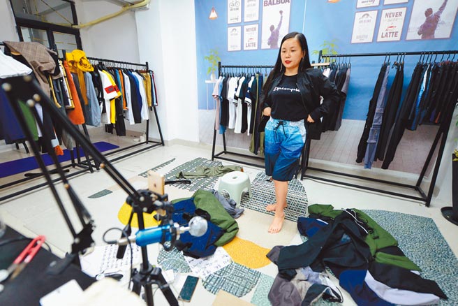 直播带货正夯，大陆U偶直播规画师教人如何直播才能吸引眼球。图为福建石狮地区，主播正在直播卖成衣。（中新社）