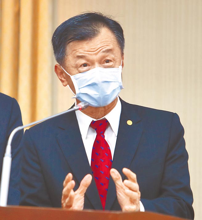 陆委会主委邱太三22日在立法院备询时表示，会持续与相关机关评估「分阶段」恢復两岸人员及运输往来，他并呼吁对岸作相应调整，解除此前限制陆生来台等单方作为。（季志翔摄）