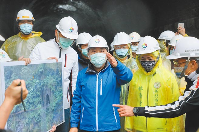 新北市瑞芳区旧三貂岭隧道自行车道预计今年底完工启用，市长侯友宜（中）22日上午前往视察。（叶书宏摄）