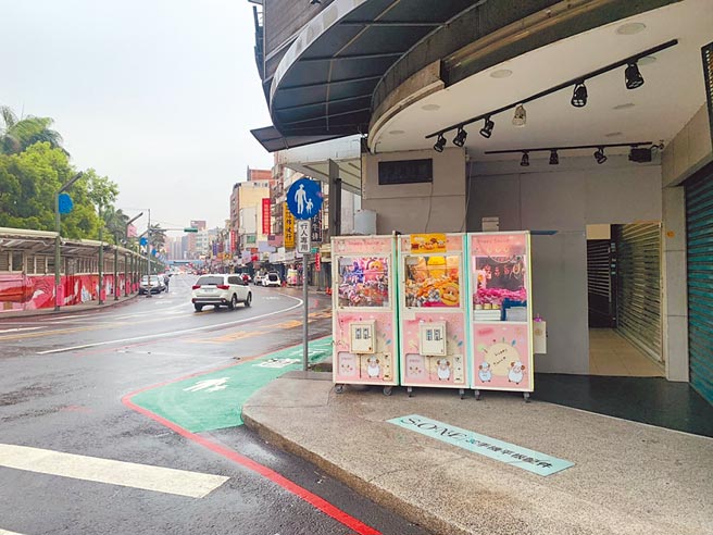 中坜观光夜市和新明国小仅一墙之隔，夹娃娃机业者因违反《桃园市自助选物贩卖事业管理自治条例》挨罚喊冤。（蔡依珍摄）