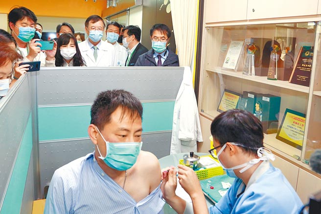 新冠肺炎疫苗全台开打，永康奇美医院感染科主治医师苏柏安（左）成为云嘉南地区第一位接受施打疫苗的医事人员。（台南市政府提供／洪荣志台南传真）