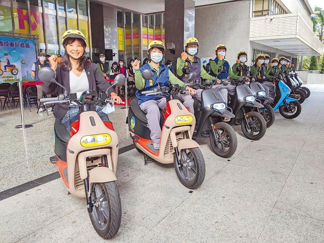 改善空品，高巿府环保局今年将首次针对1-4期车汰旧补助。图为去年环保骑士队成军，环保局长张瑞珲（左）带头骑电动机车。（曹明正摄）