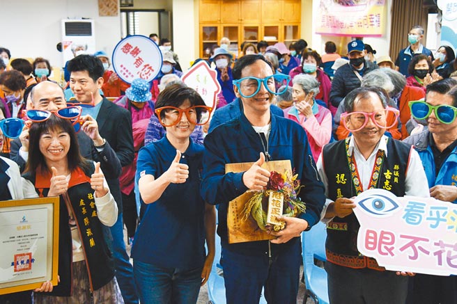 前新北市长朱立伦与台东县长饶庆铃，戴上夸张的造型眼镜，一起守护长辈的视力。 （庄哲权摄）