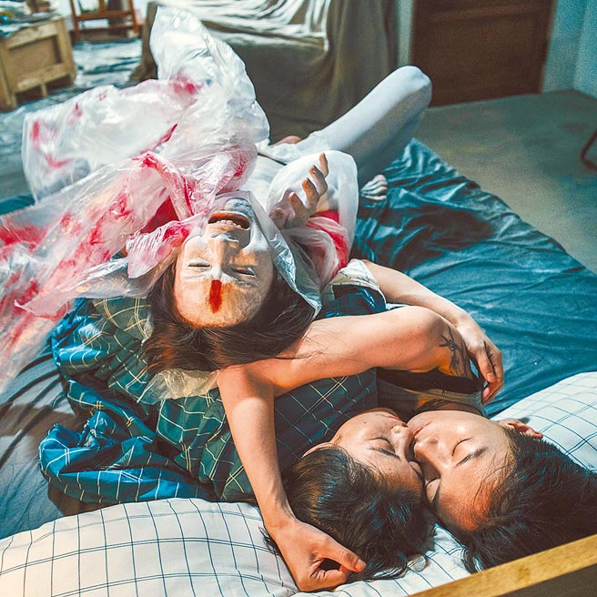 徐宇霆（上）在电影中压在阳靓（右）和翁嘉薇身上独舞。（金禾创意提供）