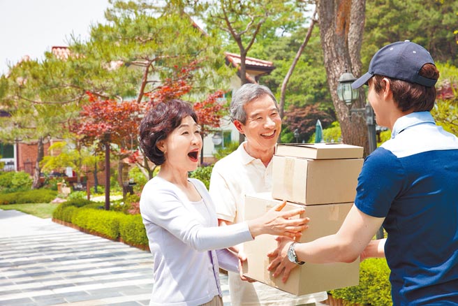 頂級超市供多項客製化服務，除了合作外送平台，近期也推出台灣水果禮盒直送日本的預購服務。（CFP）