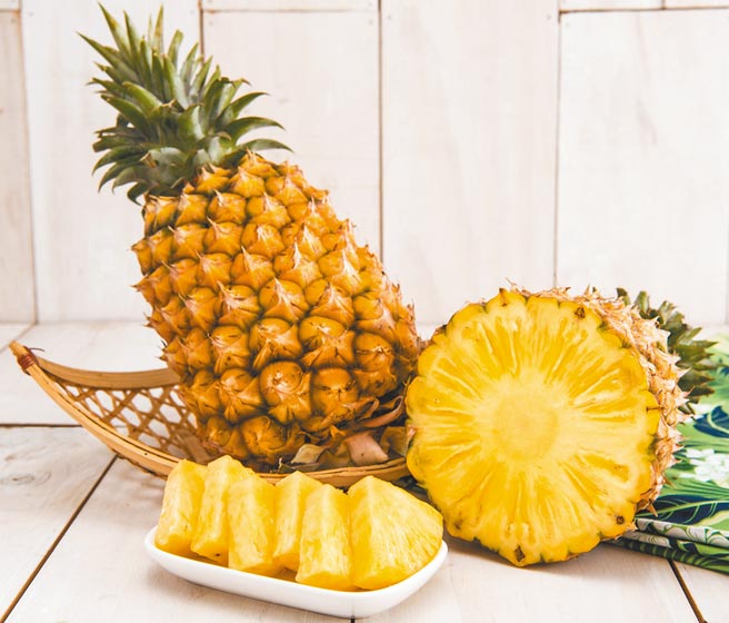 4月23日前在city’super早鳥預購銷日鳳梨，享有本周訂、下周安全迅速配送到日本的服務，1盒3至4粒5kg享早鳥優惠價1350元。（city’super提供）