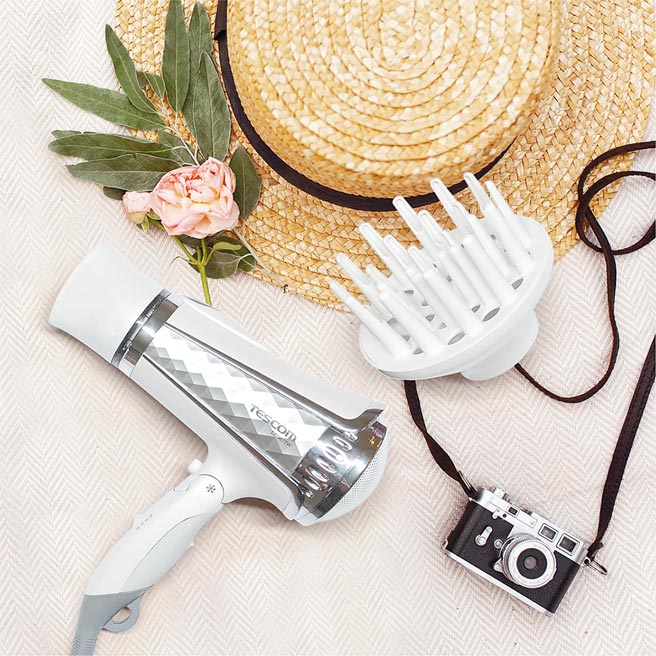 全聯「TESCOM大風量負離子吹風機（附風罩/烘罩）」，台灣限定款，市價1090元，扣600福利點+790元或200福利點+990元加價購，73折起，首批限量5000台。（全聯提供）