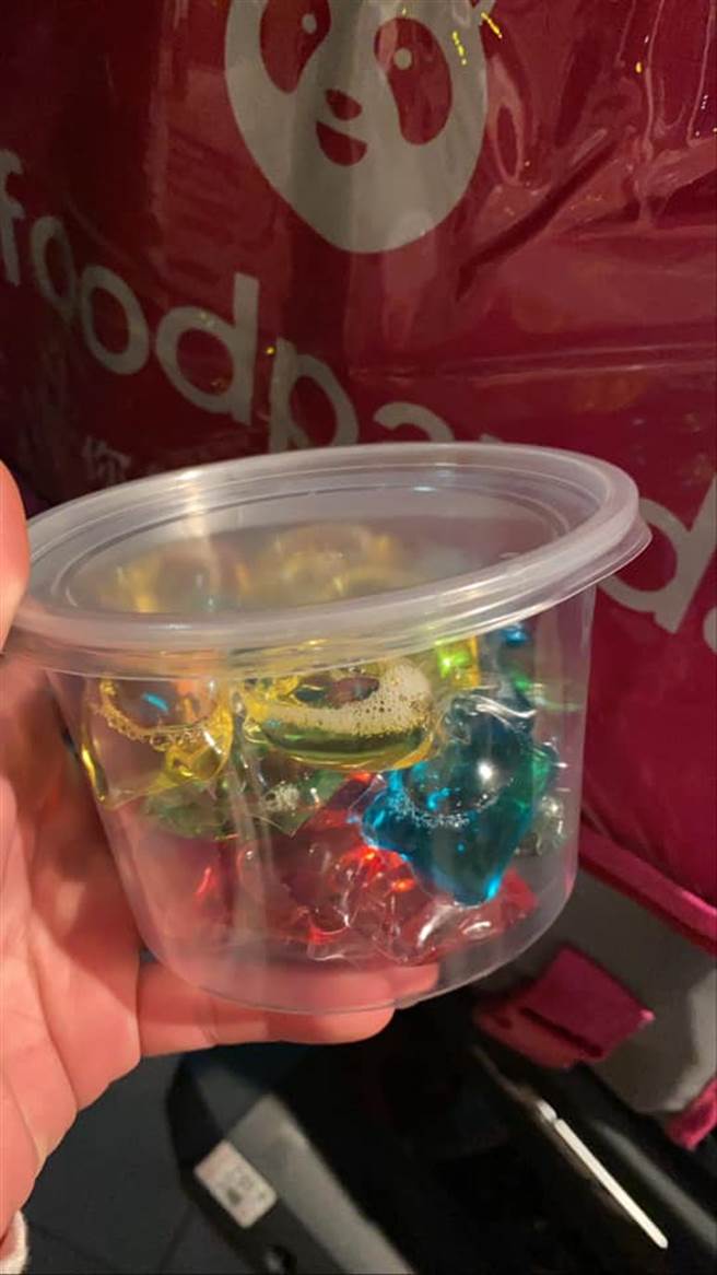 一位外送员纳闷，竟有客人给「洗衣球」当作小费，文章引起热议。(摘自外送员的奇闻怪事)