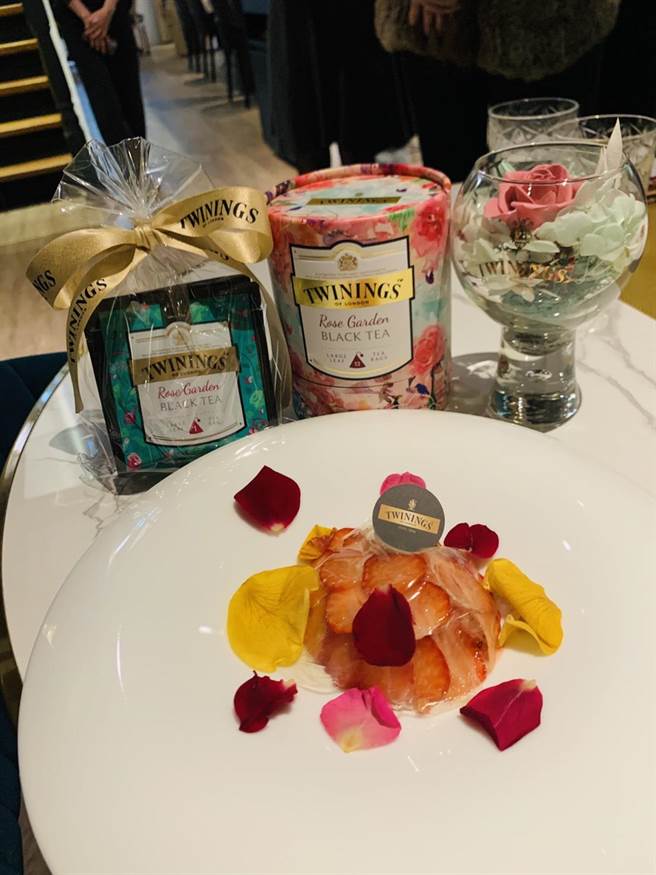 片片如玫瑰花办的草莓薄片，包覆浓郁的起司冰淇淋，于淡雅清香中带着酸甜。（吴奕萱摄）