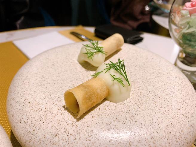 香甜豌豆泥铺在酥饼上，有着薄荷圆舞曲茶的清新。（吴奕萱摄）