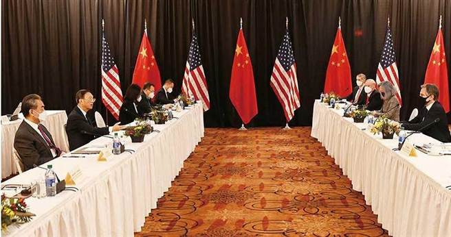 中美高层战略对话（左1陆外交部长王毅、左2中央外事办公室主任杨洁篪、右1美国务卿布林肯）（图／中新社）