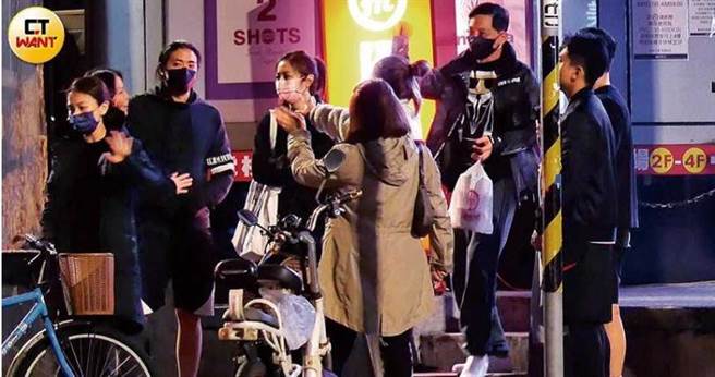 3月8日凌晨，Selina、Hebe、任容萱和林柏澍结束锅聚，同场还有2名小鲜肉作陪。（图／本刊摄影组）