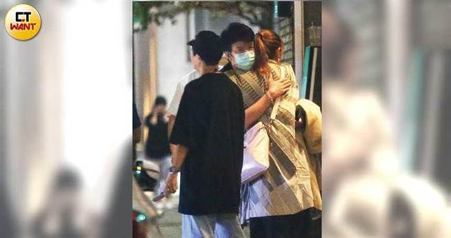 早在去年11月24日，Selina就曾和一名鮮肉當街擁抱道別。（圖／本刊攝影組）