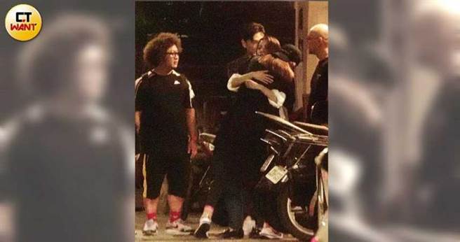 去年與納豆等藝人聚餐結束後，Selina仗著酒意一直抱著Hebe，捨不得離去。（圖／本刊攝影組）