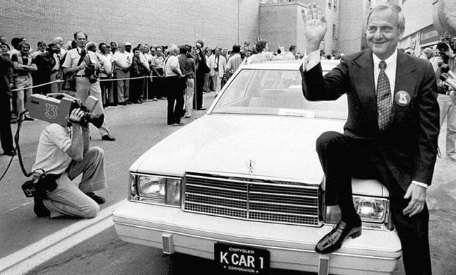 美国克莱斯勒汽车总裁艾科卡让公司从破产边缘起死回生，保住相关产业六十万人的饭碗，被誉为「美国产业界英雄」。图为他为自家产品拍广告。（图／美联社）