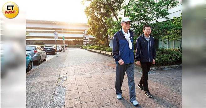 每天傍晚，苏一仲都会找员工一起散步，面对面了解基层的心声和工作状况。（图／张文玠摄）