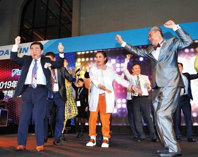 能动能静的苏一仲，在经销商大会上热舞，令现场气氛愈发活络。（图／苏一仲提供）
