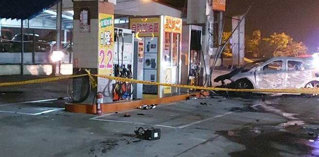 男子24日凌晨开车衝撞加油站加油岛，逃生不及，轿车烧成只剩车架。（翻摄照片／林瑞益高雄传真）
