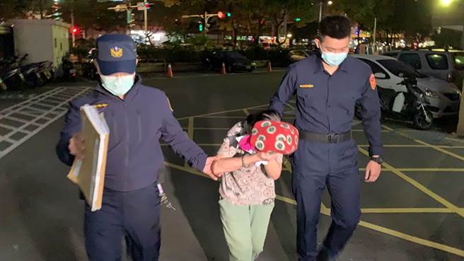 恶外婆拔光孙指甲加铁炼绑脖凌虐死，一审遭判无期徒刑，高院开庭时律师称她智障。(中时资料库)