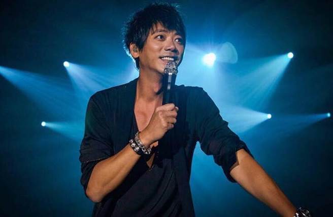 信雖然與交往17年女友分手，但夜生活可說是相當精彩。（圖／信 Shin臉書）