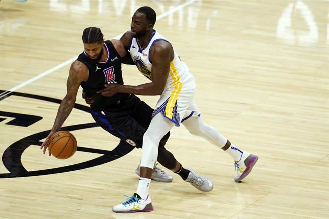 勇士前锋格林(右)在防守时推挤快艇保罗乔治。（美联社资料照）