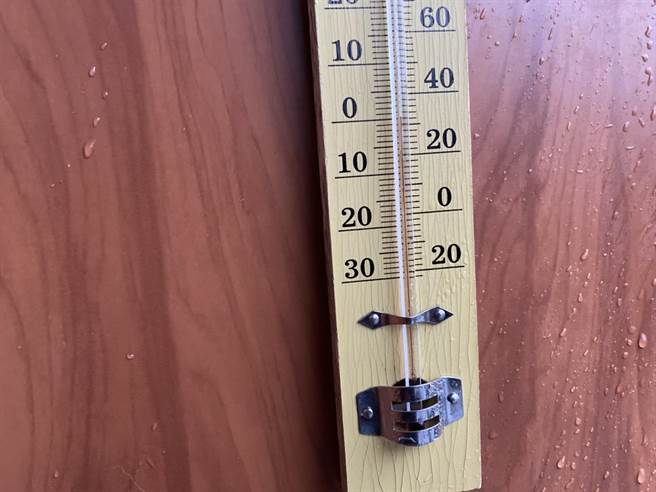 玉山下雪，24日清晨因冷气团，下雪且气温来到0度左右。