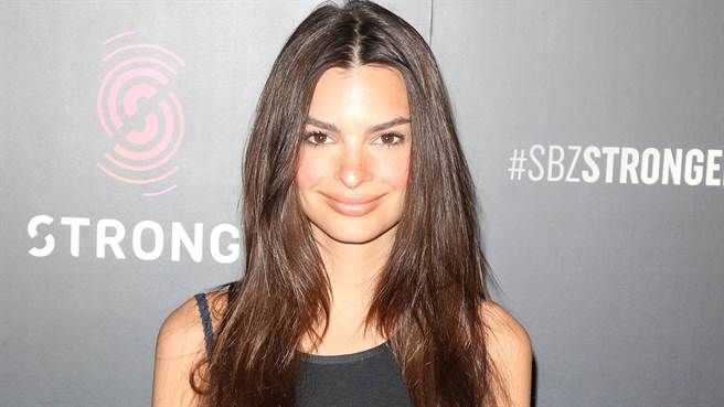 艾蜜莉瑞特考斯基产后11天立即晒出辣照，引发大批网友攻击。（图／达志影像）