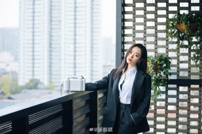 张靓颖遭节目组夺命连环扣。(图/翻摄自张靓颖微博)