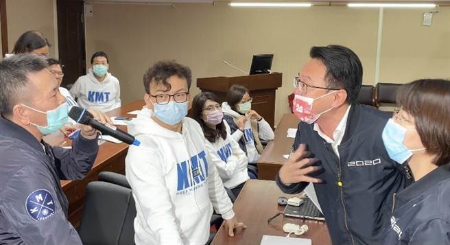 绿委今(24)日要求国民党为「薪水小偷」的说法道歉，林为洲表示，如果民进党愿意成立调阅小组，那我愿意代表国民党道歉。（李柏澔摄）