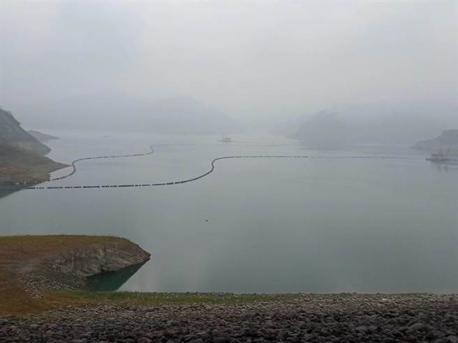 曾文水库增雨作业小组凌晨3点10分施放1支增雨焰剂，清晨5点多开始有明显降雨，今日累计降雨量至上午10点有6.7毫米。（南水局提供／刘秀芬台南传真）