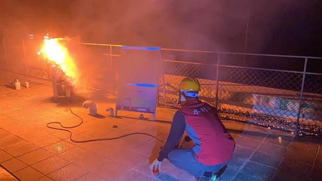 曾文水库增雨作业小组凌晨3点10分施放1支增雨焰剂，清晨5点多开始有明显降雨，今日累计降雨量至上午10点有6.7毫米。（南水局提供／刘秀芬台南传真）