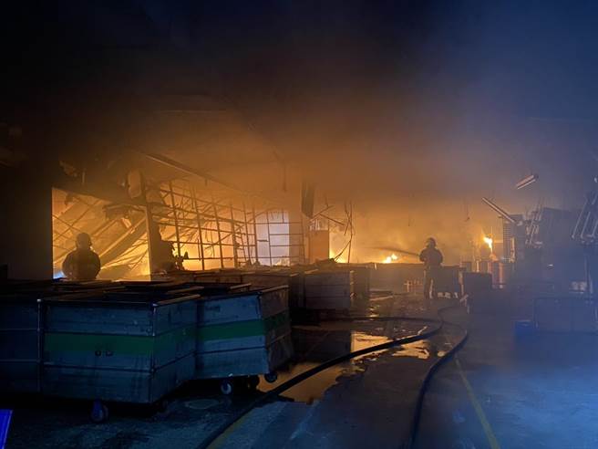 秀水乡纺织工厂堆放棉花原物料等易燃物，上午失火，火势一发不可收拾，瞬间燃成一片火海。（彰化县消防局第三大队提供／吴敏菁彰化传真）